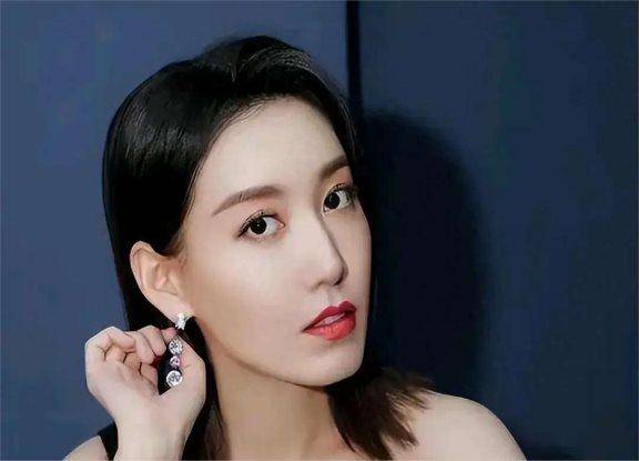 高露现身四川街头:标致的鹅蛋脸变成了棱角分明的六棱脸,颧骨显得非常高耸突兀(图5) 高露现身四川街头:标致的鹅蛋脸变成了棱角分明的六棱脸,颧骨显得非常高耸突兀(图5)