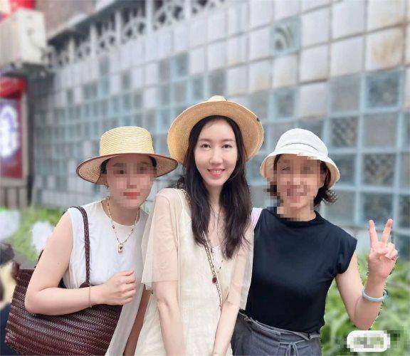 高露现身四川街头:标致的鹅蛋脸变成了棱角分明的六棱脸,颧骨显得非常高耸突兀(图6) 高露现身四川街头:标致的鹅蛋脸变成了棱角分明的六棱脸,颧骨显得非常高耸突兀(图6)