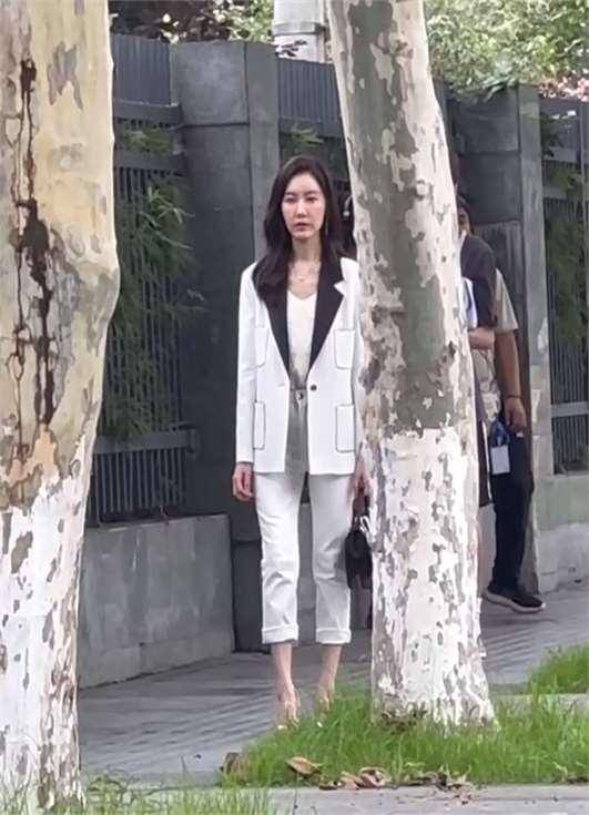 高露现身四川街头:标致的鹅蛋脸变成了棱角分明的六棱脸,颧骨显得非常高耸突兀(图7) 高露现身四川街头:标致的鹅蛋脸变成了棱角分明的六棱脸,颧骨显得非常高耸突兀(图7)