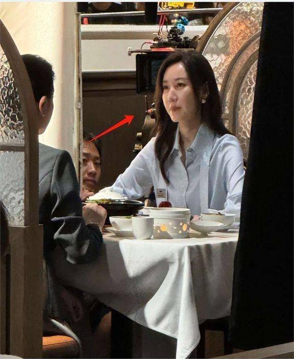 高露现身四川街头:标致的鹅蛋脸变成了棱角分明的六棱脸,颧骨显得非常高耸突兀(图8) 高露现身四川街头:标致的鹅蛋脸变成了棱角分明的六棱脸,颧骨显得非常高耸突兀(图8)