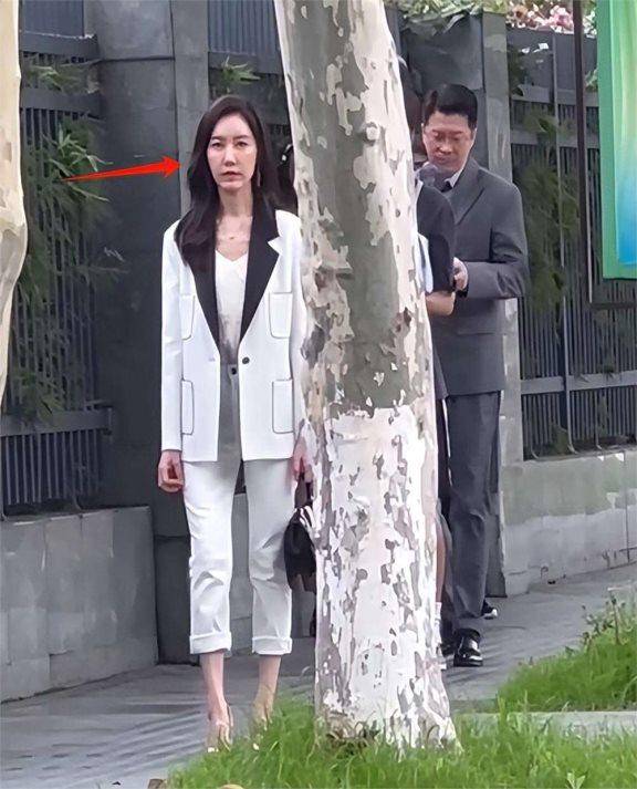 高露现身四川街头:标致的鹅蛋脸变成了棱角分明的六棱脸,颧骨显得非常高耸突兀(图12) 高露现身四川街头:标致的鹅蛋脸变成了棱角分明的六棱脸,颧骨显得非常高耸突兀(图12)