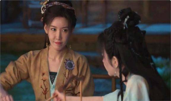 高露现身四川街头:标致的鹅蛋脸变成了棱角分明的六棱脸,颧骨显得非常高耸突兀(图14) 高露现身四川街头:标致的鹅蛋脸变成了棱角分明的六棱脸,颧骨显得非常高耸突兀(图14)