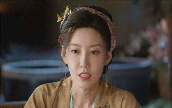 高露现身四川街头:标致的鹅蛋脸变成了棱角分明的六棱脸,颧骨显得非常高耸突兀(图18) 高露现身四川街头:标致的鹅蛋脸变成了棱角分明的六棱脸,颧骨显得非常高耸突兀(图18)