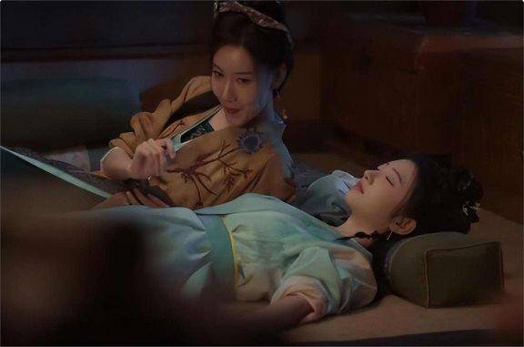 高露现身四川街头:标致的鹅蛋脸变成了棱角分明的六棱脸,颧骨显得非常高耸突兀(图20) 高露现身四川街头:标致的鹅蛋脸变成了棱角分明的六棱脸,颧骨显得非常高耸突兀(图20)