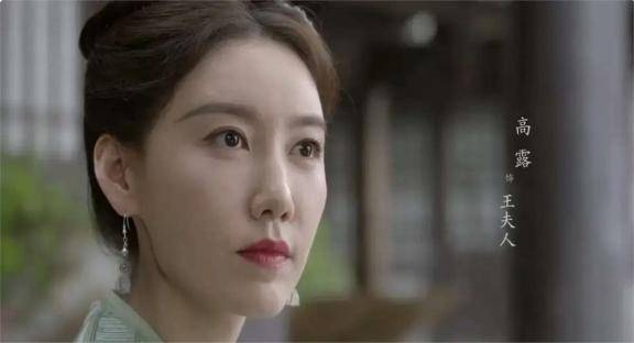 高露现身四川街头:标致的鹅蛋脸变成了棱角分明的六棱脸,颧骨显得非常高耸突兀(图21) 高露现身四川街头:标致的鹅蛋脸变成了棱角分明的六棱脸,颧骨显得非常高耸突兀(图21)