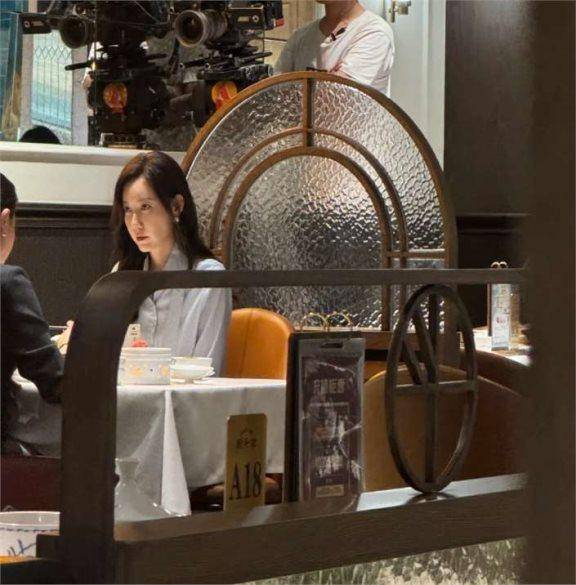 高露现身四川街头:标致的鹅蛋脸变成了棱角分明的六棱脸,颧骨显得非常高耸突兀(图22) 高露现身四川街头:标致的鹅蛋脸变成了棱角分明的六棱脸,颧骨显得非常高耸突兀(图22)