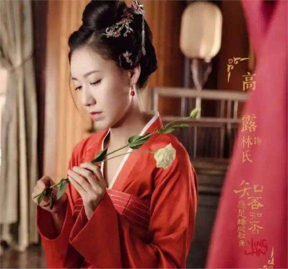 高露现身四川街头:标致的鹅蛋脸变成了棱角分明的六棱脸,颧骨显得非常高耸突兀(图25) 高露现身四川街头:标致的鹅蛋脸变成了棱角分明的六棱脸,颧骨显得非常高耸突兀(图25)