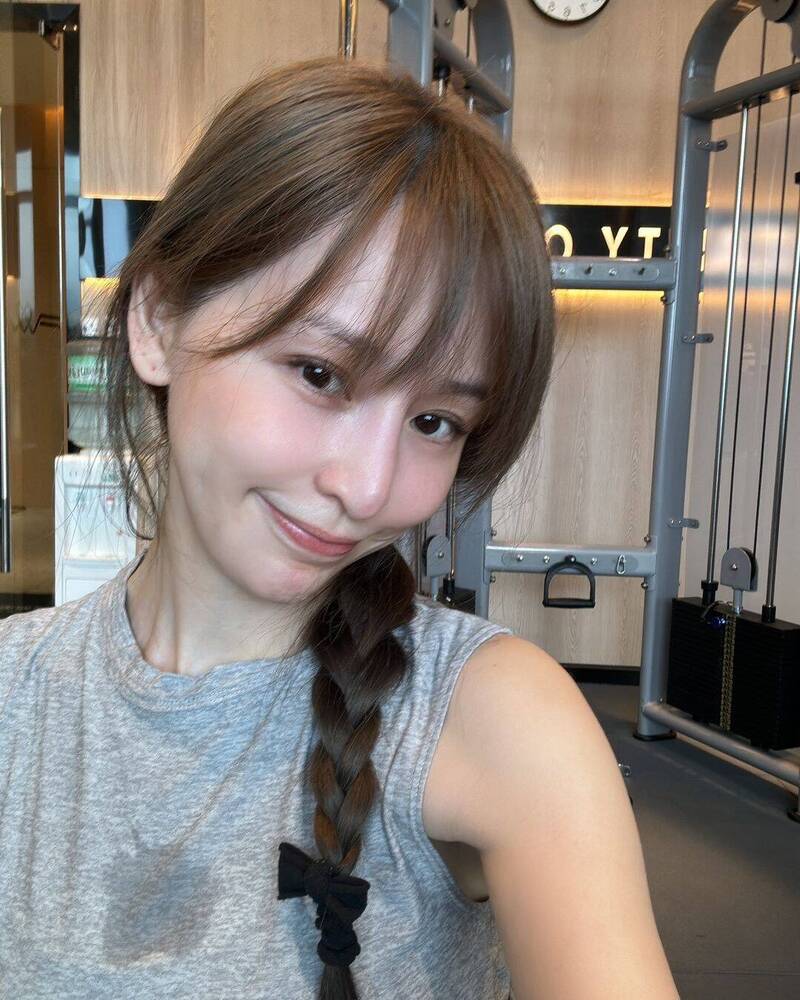 41岁王心凌零距离爆汗自拍:灰色无袖上衣胸前汗湿一块,长发则扎成麻花辫,脸颊及下巴也挂着汗珠(图1) 41岁王心凌零距离爆汗自拍:灰色无袖上衣胸前汗湿一块,长发则扎成麻花辫,脸颊及下巴也挂着汗珠(图1)