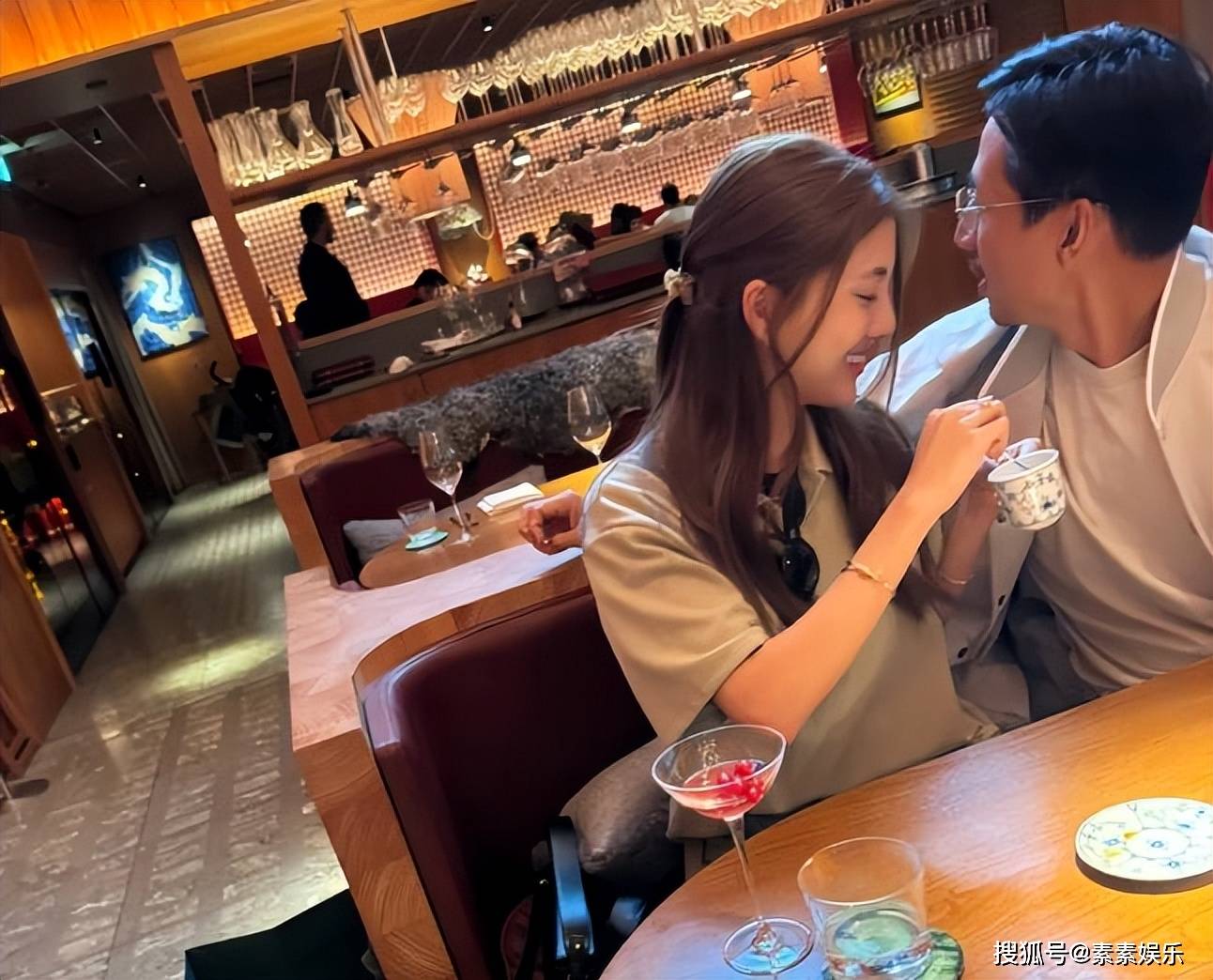 网友在伦敦的哈罗德偶遇吴千语和施伯雄,这一对新婚夫妻甜蜜到羡煞旁人(图2) 网友在伦敦的哈罗德偶遇吴千语和施伯雄,这一对新婚夫妻甜蜜到羡煞旁人(图2)