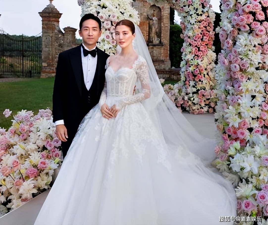 网友在伦敦的哈罗德偶遇吴千语和施伯雄,这一对新婚夫妻甜蜜到羡煞旁人(图4) 网友在伦敦的哈罗德偶遇吴千语和施伯雄,这一对新婚夫妻甜蜜到羡煞旁人(图4)