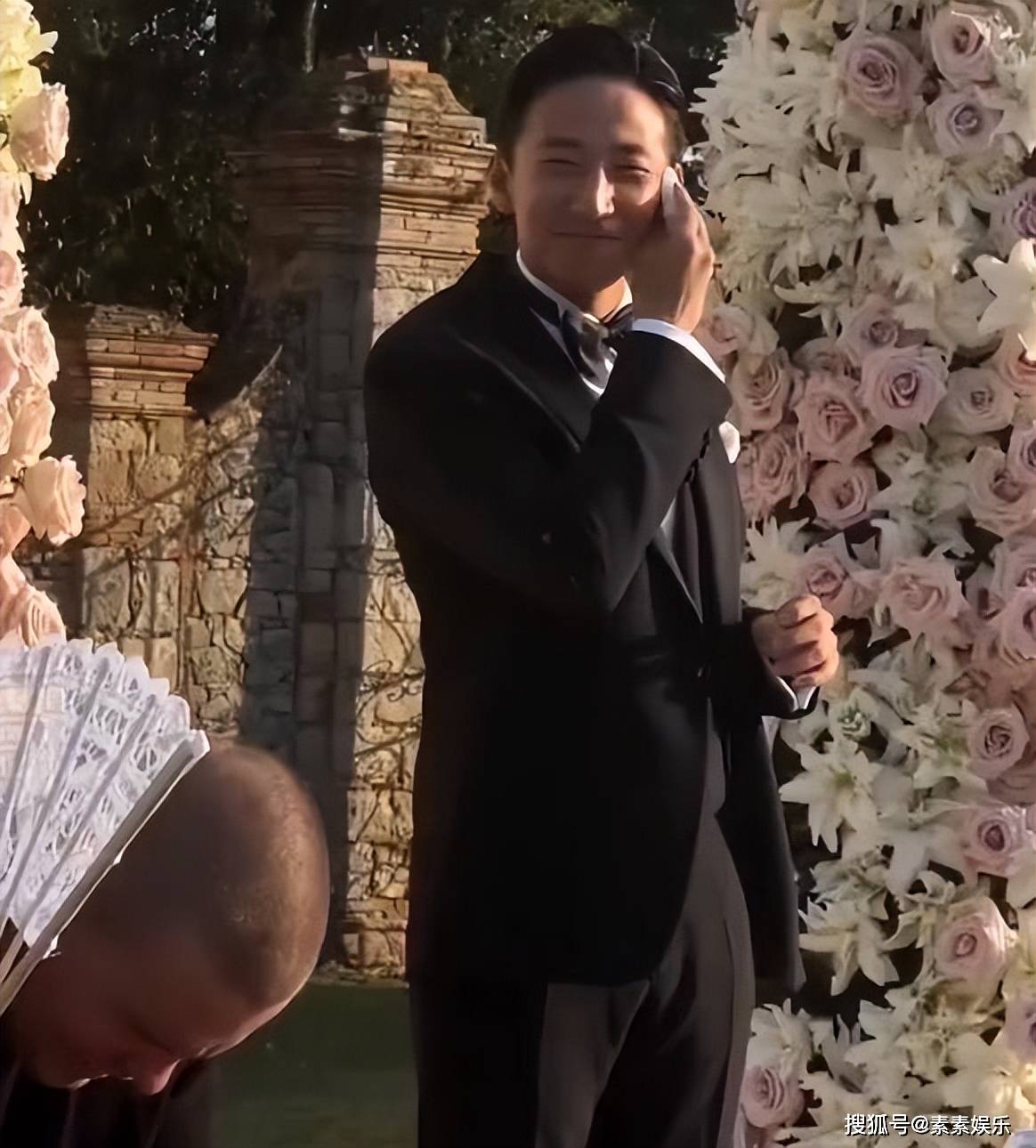 网友在伦敦的哈罗德偶遇吴千语和施伯雄,这一对新婚夫妻甜蜜到羡煞旁人(图5) 网友在伦敦的哈罗德偶遇吴千语和施伯雄,这一对新婚夫妻甜蜜到羡煞旁人(图5)