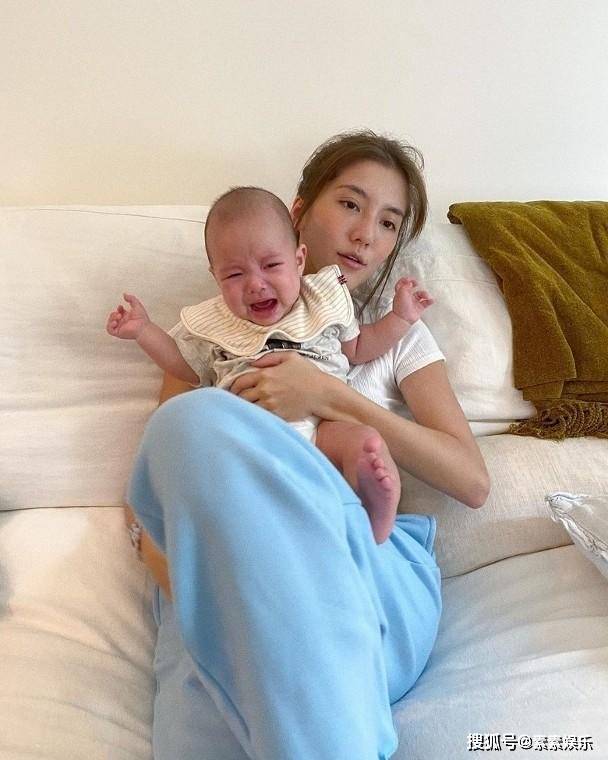 网友在伦敦的哈罗德偶遇吴千语和施伯雄,这一对新婚夫妻甜蜜到羡煞旁人(图14) 网友在伦敦的哈罗德偶遇吴千语和施伯雄,这一对新婚夫妻甜蜜到羡煞旁人(图14)