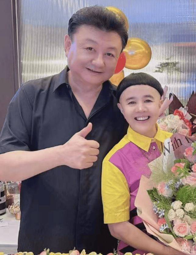 熟悉的锅盖头、鲜艳的衣服,58岁的金龟子依旧是那副童真的模样(图2) 熟悉的锅盖头、鲜艳的衣服,58岁的金龟子依旧是那副童真的模样(图2)