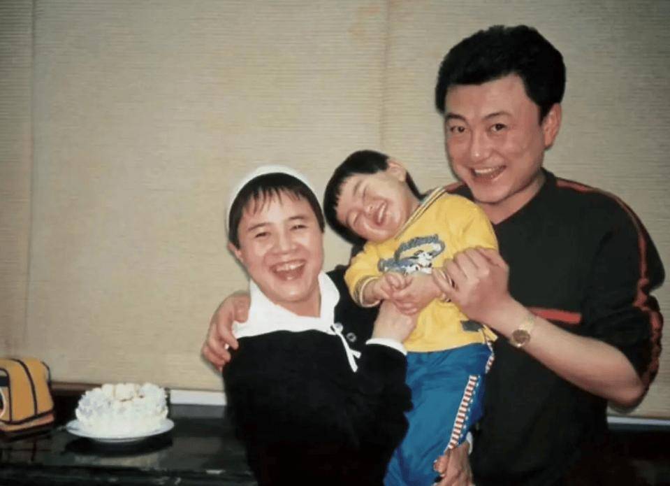 熟悉的锅盖头、鲜艳的衣服,58岁的金龟子依旧是那副童真的模样(图3) 熟悉的锅盖头、鲜艳的衣服,58岁的金龟子依旧是那副童真的模样(图3)