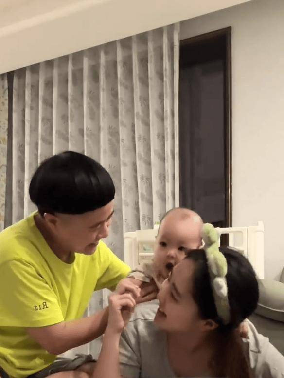 熟悉的锅盖头、鲜艳的衣服,58岁的金龟子依旧是那副童真的模样(图5) 熟悉的锅盖头、鲜艳的衣服,58岁的金龟子依旧是那副童真的模样(图5)