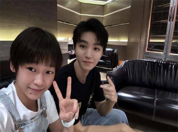 全红婵的耀眼星途引得众人瞩目,就连经验丰富的葛大爷也难以抵挡她的魅力(图4) 全红婵的耀眼星途引得众人瞩目,就连经验丰富的葛大爷也难以抵挡她的魅力(图4)