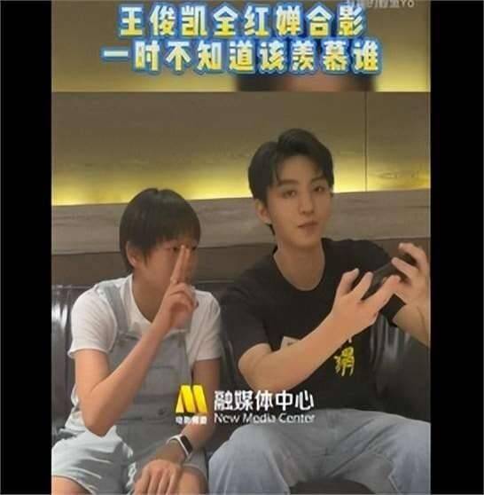 全红婵的耀眼星途引得众人瞩目,就连经验丰富的葛大爷也难以抵挡她的魅力(图5) 全红婵的耀眼星途引得众人瞩目,就连经验丰富的葛大爷也难以抵挡她的魅力(图5)