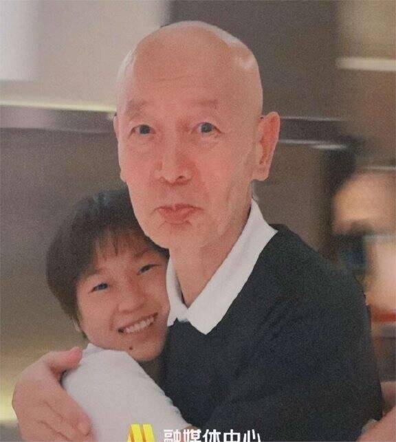 全红婵的耀眼星途引得众人瞩目,就连经验丰富的葛大爷也难以抵挡她的魅力(图10) 全红婵的耀眼星途引得众人瞩目,就连经验丰富的葛大爷也难以抵挡她的魅力(图10)