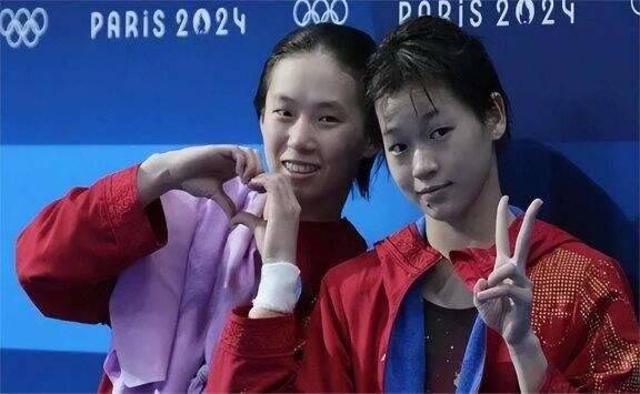 全红婵的耀眼星途引得众人瞩目,就连经验丰富的葛大爷也难以抵挡她的魅力(图11) 全红婵的耀眼星途引得众人瞩目,就连经验丰富的葛大爷也难以抵挡她的魅力(图11)