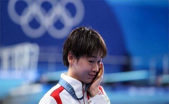 全红婵的耀眼星途引得众人瞩目,就连经验丰富的葛大爷也难以抵挡她的魅力(图12) 全红婵的耀眼星途引得众人瞩目,就连经验丰富的葛大爷也难以抵挡她的魅力(图12)