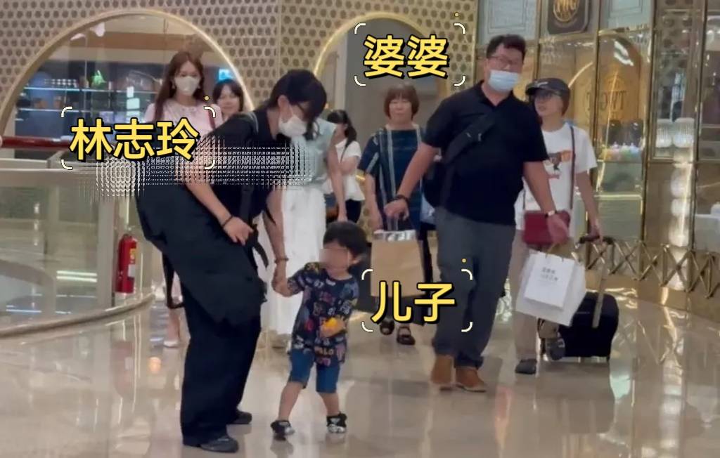 林志玲和婆婆罕见同框带娃:身穿粉色蕾丝连衣裙,披散着波浪卷长发,气质温柔(图4) 林志玲和婆婆罕见同框带娃:身穿粉色蕾丝连衣裙,披散着波浪卷长发,气质温柔(图4)