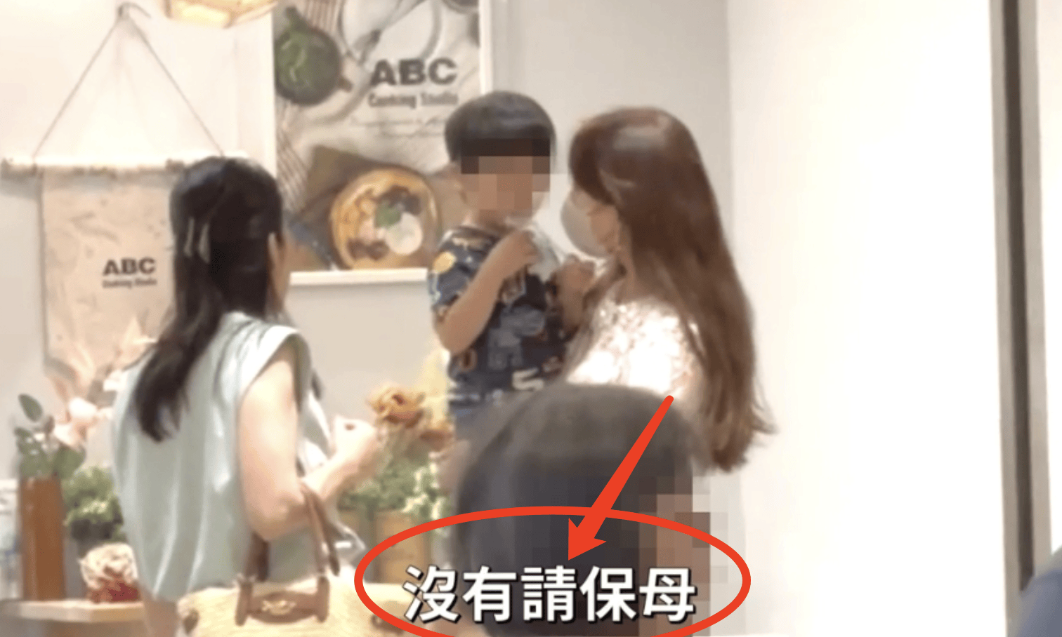 林志玲和婆婆罕见同框带娃:身穿粉色蕾丝连衣裙,披散着波浪卷长发,气质温柔(图7) 林志玲和婆婆罕见同框带娃:身穿粉色蕾丝连衣裙,披散着波浪卷长发,气质温柔(图7)