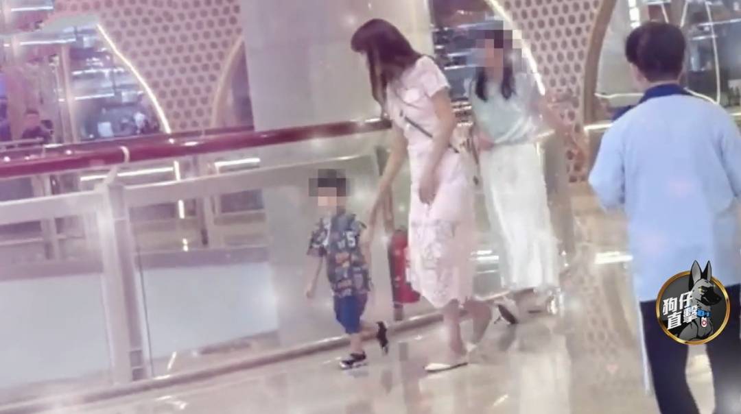 林志玲和婆婆罕见同框带娃:身穿粉色蕾丝连衣裙,披散着波浪卷长发,气质温柔(图9) 林志玲和婆婆罕见同框带娃:身穿粉色蕾丝连衣裙,披散着波浪卷长发,气质温柔(图9)