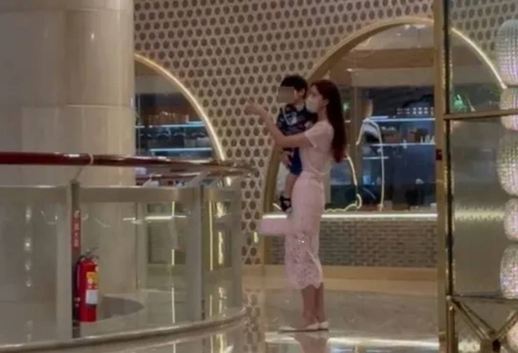 林志玲和婆婆罕见同框带娃:身穿粉色蕾丝连衣裙,披散着波浪卷长发,气质温柔(图10) 林志玲和婆婆罕见同框带娃:身穿粉色蕾丝连衣裙,披散着波浪卷长发,气质温柔(图10)