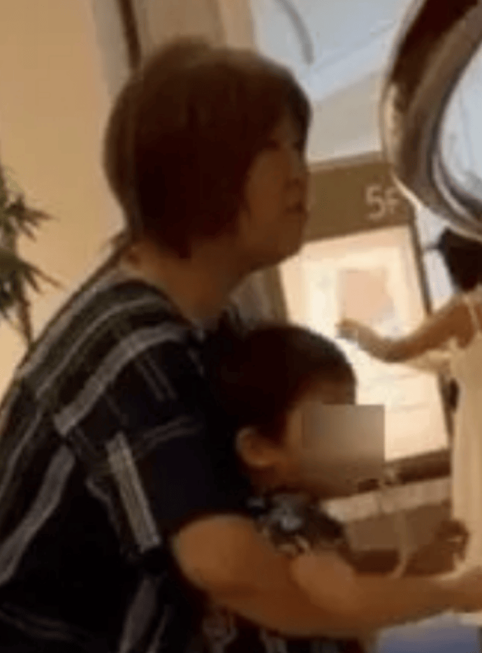 林志玲和婆婆罕见同框带娃:身穿粉色蕾丝连衣裙,披散着波浪卷长发,气质温柔(图13) 林志玲和婆婆罕见同框带娃:身穿粉色蕾丝连衣裙,披散着波浪卷长发,气质温柔(图13)