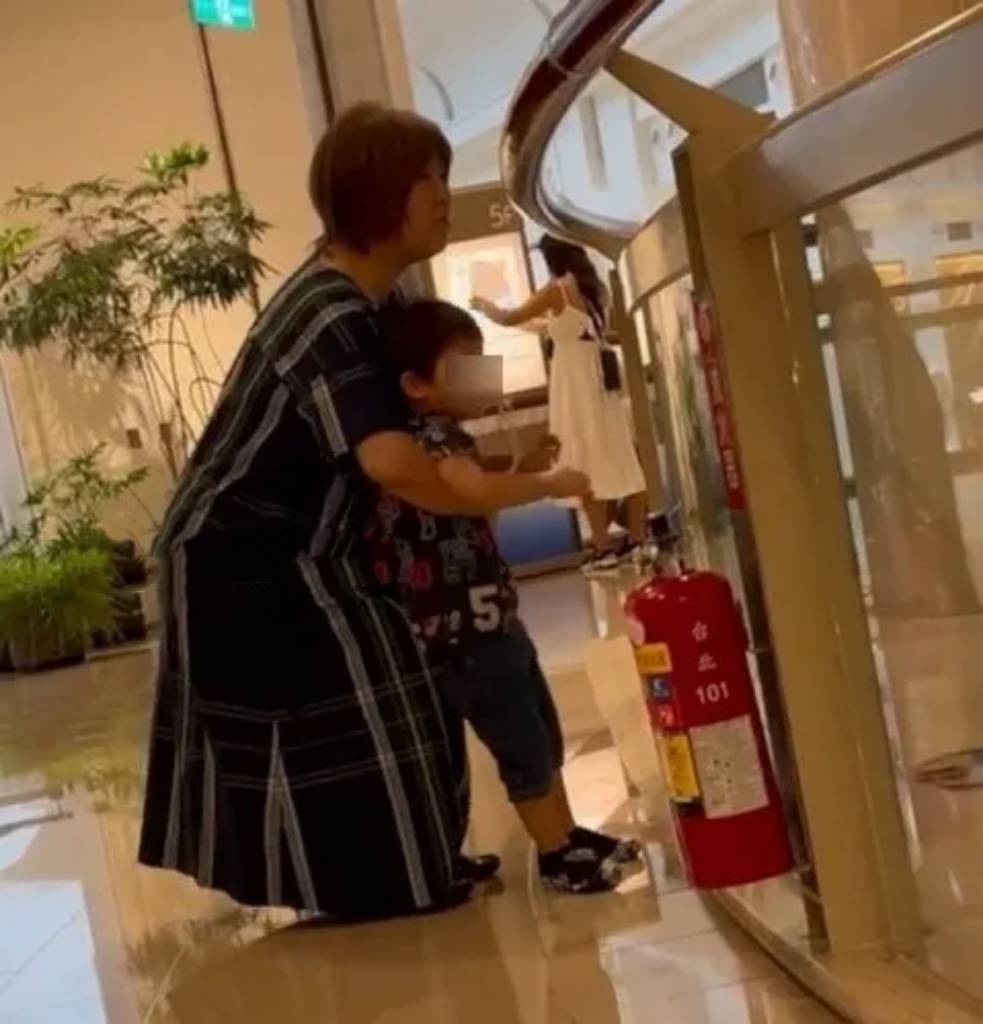 林志玲和婆婆罕见同框带娃:身穿粉色蕾丝连衣裙,披散着波浪卷长发,气质温柔(图12) 林志玲和婆婆罕见同框带娃:身穿粉色蕾丝连衣裙,披散着波浪卷长发,气质温柔(图12)