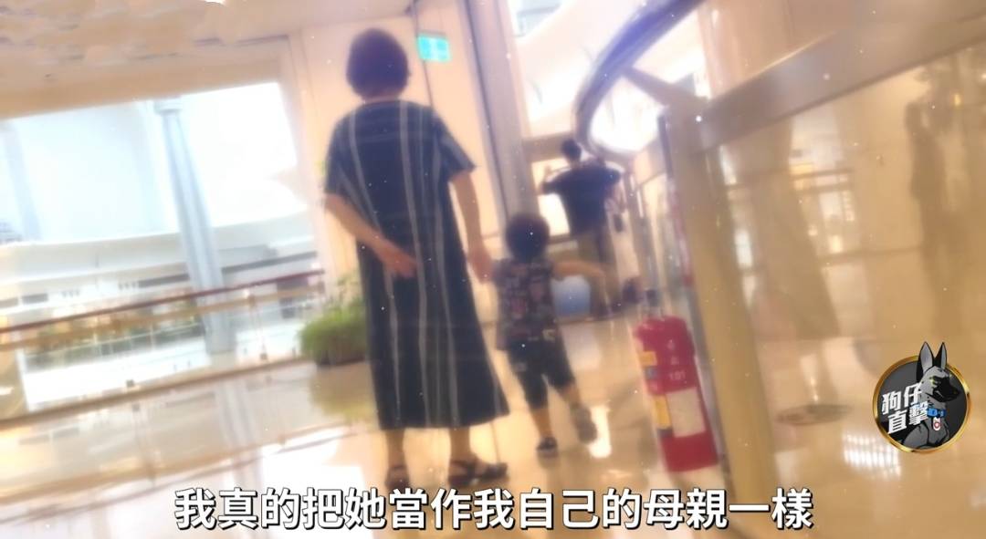 林志玲和婆婆罕见同框带娃:身穿粉色蕾丝连衣裙,披散着波浪卷长发,气质温柔(图14) 林志玲和婆婆罕见同框带娃:身穿粉色蕾丝连衣裙,披散着波浪卷长发,气质温柔(图14)