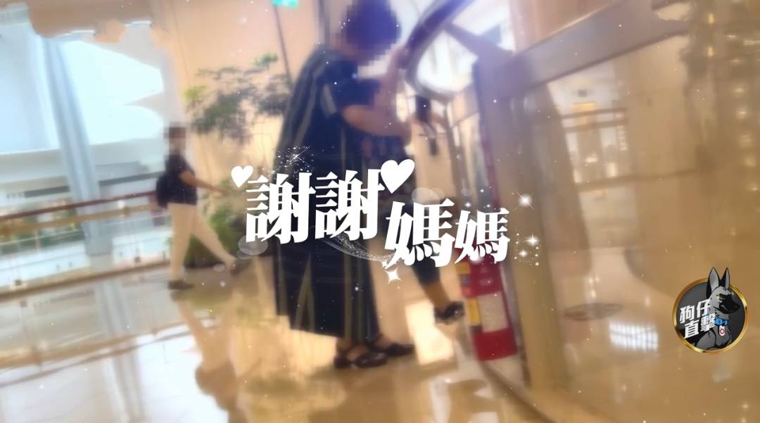 林志玲和婆婆罕见同框带娃:身穿粉色蕾丝连衣裙,披散着波浪卷长发,气质温柔(图15) 林志玲和婆婆罕见同框带娃:身穿粉色蕾丝连衣裙,披散着波浪卷长发,气质温柔(图15)