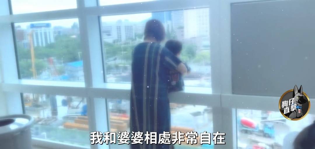 林志玲和婆婆罕见同框带娃:身穿粉色蕾丝连衣裙,披散着波浪卷长发,气质温柔(图16) 林志玲和婆婆罕见同框带娃:身穿粉色蕾丝连衣裙,披散着波浪卷长发,气质温柔(图16)