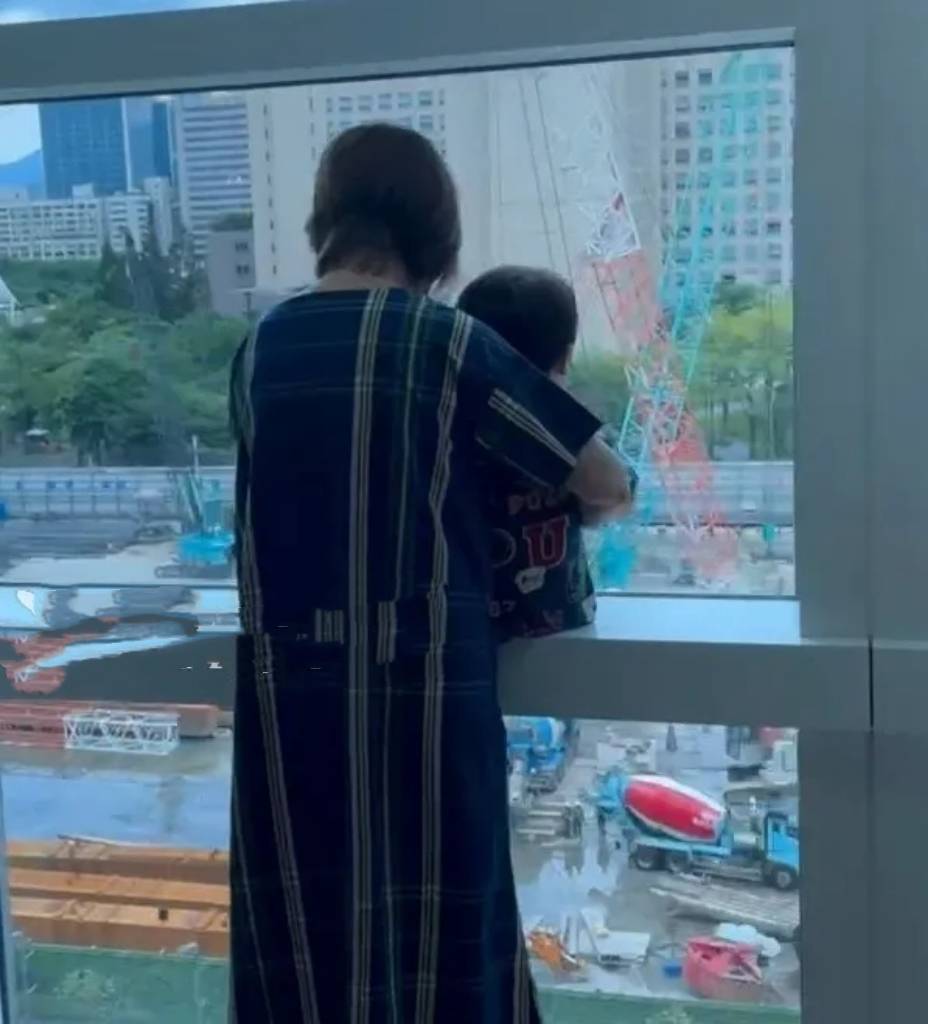 林志玲和婆婆罕见同框带娃:身穿粉色蕾丝连衣裙,披散着波浪卷长发,气质温柔(图17) 林志玲和婆婆罕见同框带娃:身穿粉色蕾丝连衣裙,披散着波浪卷长发,气质温柔(图17)