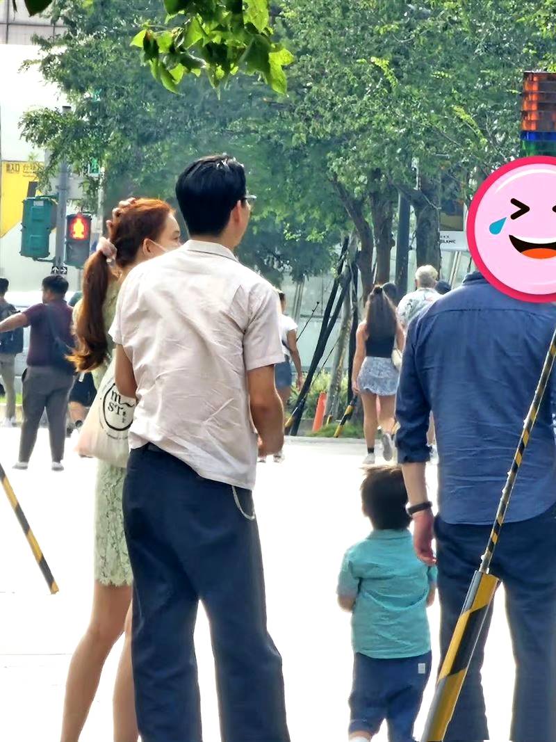 林志玲和婆婆罕见同框带娃:身穿粉色蕾丝连衣裙,披散着波浪卷长发,气质温柔(图18) 林志玲和婆婆罕见同框带娃:身穿粉色蕾丝连衣裙,披散着波浪卷长发,气质温柔(图18)