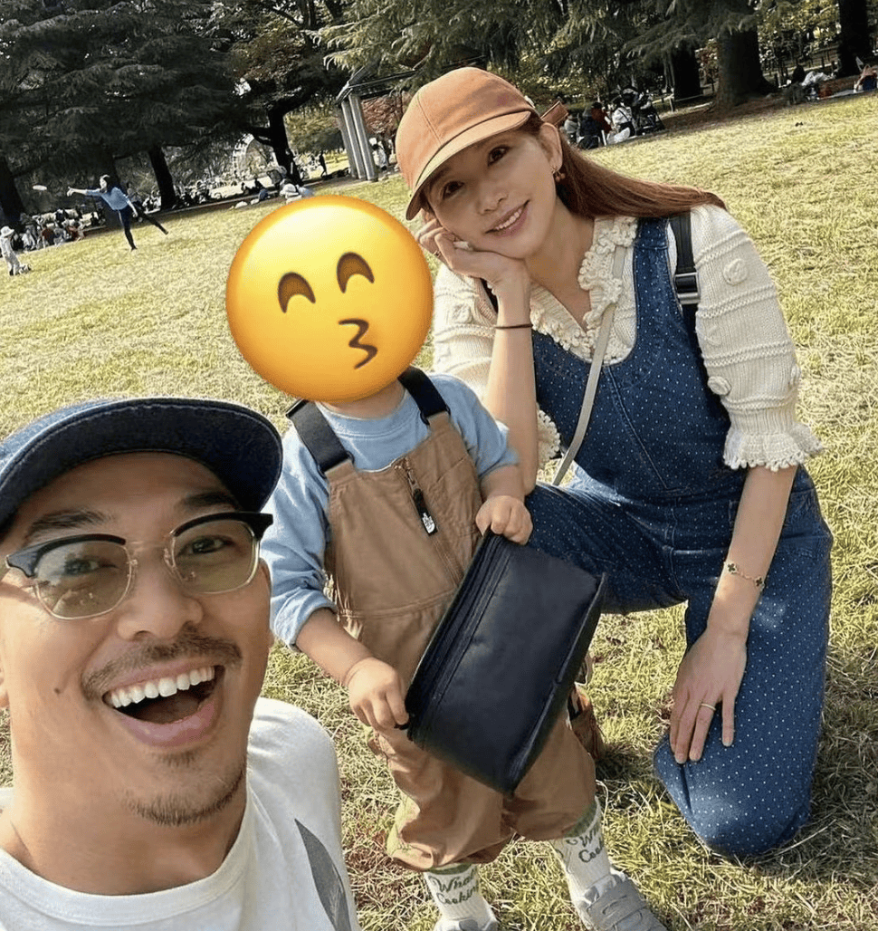 林志玲和婆婆罕见同框带娃:身穿粉色蕾丝连衣裙,披散着波浪卷长发,气质温柔(图19) 林志玲和婆婆罕见同框带娃:身穿粉色蕾丝连衣裙,披散着波浪卷长发,气质温柔(图19)