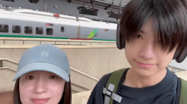 董洁儿子近照曝光:身穿白色T恤搭配黑色短裤,脚上穿着平底鞋加白色长筒袜(图1) 董洁儿子近照曝光:身穿白色T恤搭配黑色短裤,脚上穿着平底鞋加白色长筒袜(图1)