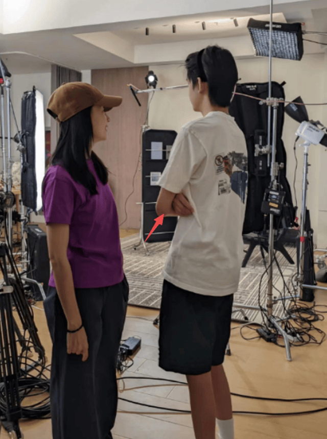 董洁儿子近照曝光:身穿白色T恤搭配黑色短裤,脚上穿着平底鞋加白色长筒袜(图2) 董洁儿子近照曝光:身穿白色T恤搭配黑色短裤,脚上穿着平底鞋加白色长筒袜(图2)