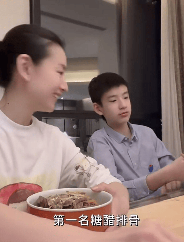 董洁儿子近照曝光:身穿白色T恤搭配黑色短裤,脚上穿着平底鞋加白色长筒袜(图4) 董洁儿子近照曝光:身穿白色T恤搭配黑色短裤,脚上穿着平底鞋加白色长筒袜(图4)