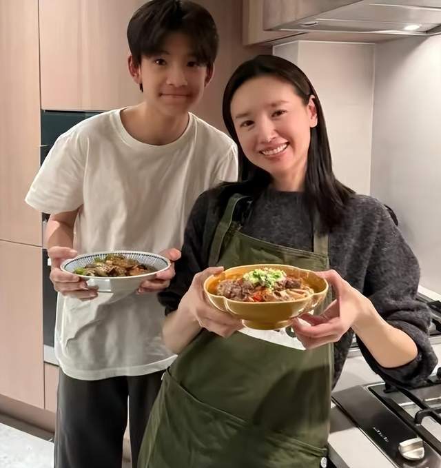 董洁儿子近照曝光:身穿白色T恤搭配黑色短裤,脚上穿着平底鞋加白色长筒袜(图5) 董洁儿子近照曝光:身穿白色T恤搭配黑色短裤,脚上穿着平底鞋加白色长筒袜(图5)