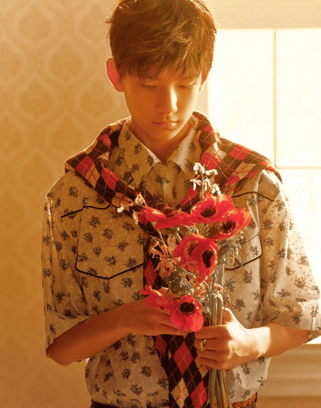 董洁儿子近照曝光:身穿白色T恤搭配黑色短裤,脚上穿着平底鞋加白色长筒袜(图7) 董洁儿子近照曝光:身穿白色T恤搭配黑色短裤,脚上穿着平底鞋加白色长筒袜(图7)