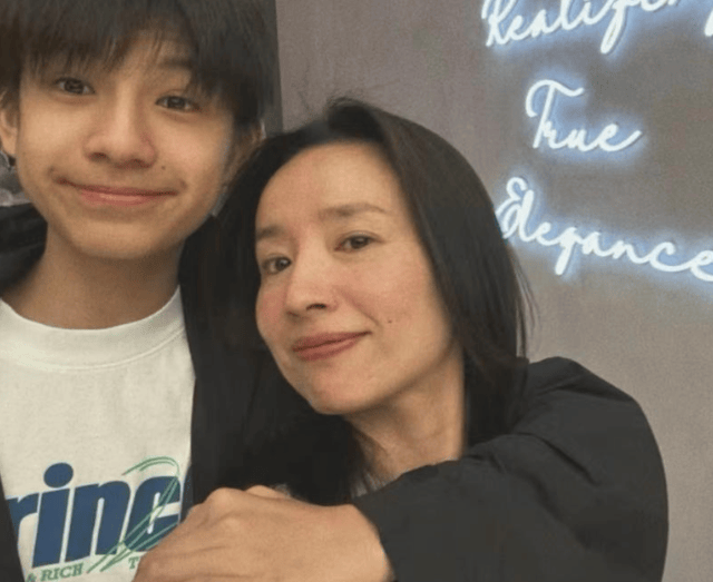 董洁儿子近照曝光:身穿白色T恤搭配黑色短裤,脚上穿着平底鞋加白色长筒袜(图6) 董洁儿子近照曝光:身穿白色T恤搭配黑色短裤,脚上穿着平底鞋加白色长筒袜(图6)