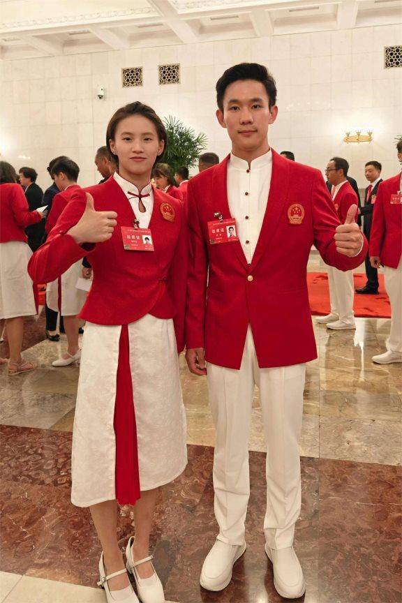 张雨霏和郑钦文合照:一个历史性瞬间的捕捉,两个年轻人在追梦道路上的交汇(图1) 张雨霏和郑钦文合照:一个历史性瞬间的捕捉,两个年轻人在追梦道路上的交汇(图1)