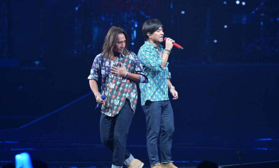 动力火车演出手比爱心,尤秋兴直呼:“看到那么多年轻歌迷很感动!”(图1) 动力火车演出手比爱心,尤秋兴直呼:“看到那么多年轻歌迷很感动!”(图1)