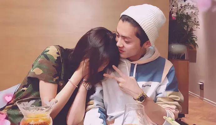 狗仔曝某男明星塌房大瓜,劈腿长腿女友和号称圈内老鸨的B姐欲拒还迎纠缠不清(图3) 狗仔曝某男明星塌房大瓜,劈腿长腿女友和号称圈内老鸨的B姐欲拒还迎纠缠不清(图3)