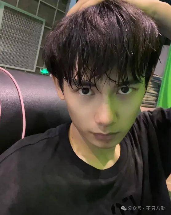 胡先煦和美女李宛妲谈恋爱曝光,很难想象胡先煦和李宛妲会看对眼(图32) 胡先煦和美女李宛妲谈恋爱曝光,很难想象胡先煦和李宛妲会看对眼(图32)