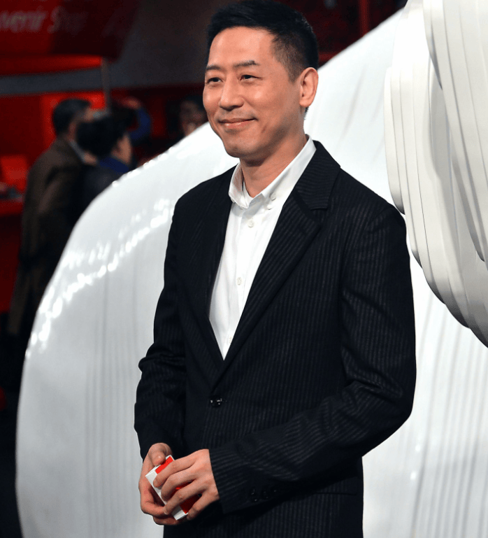 唐鹤德在否认同居、代孕后,现身上山诗钠生日宴,与张国荣的朋友们一起庆祝(图1) 唐鹤德在否认同居、代孕后,现身上山诗钠生日宴,与张国荣的朋友们一起庆祝(图1)