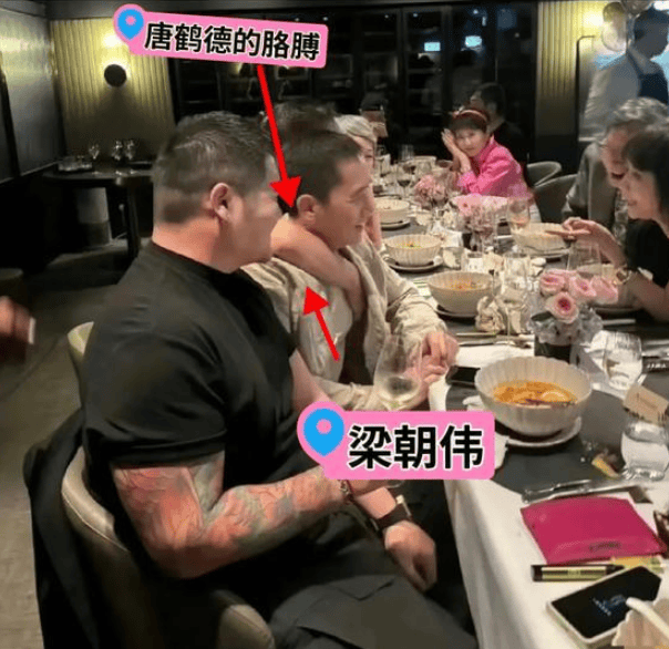 唐鹤德在否认同居、代孕后,现身上山诗钠生日宴,与张国荣的朋友们一起庆祝(图2) 唐鹤德在否认同居、代孕后,现身上山诗钠生日宴,与张国荣的朋友们一起庆祝(图2)