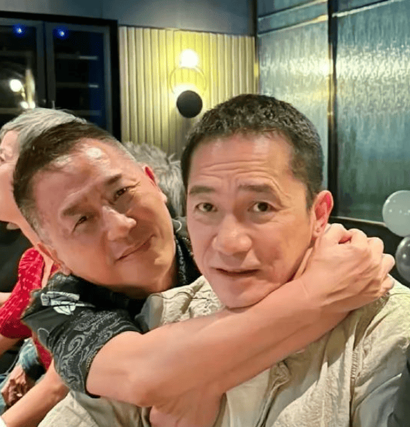 唐鹤德在否认同居、代孕后,现身上山诗钠生日宴,与张国荣的朋友们一起庆祝(图3) 唐鹤德在否认同居、代孕后,现身上山诗钠生日宴,与张国荣的朋友们一起庆祝(图3)