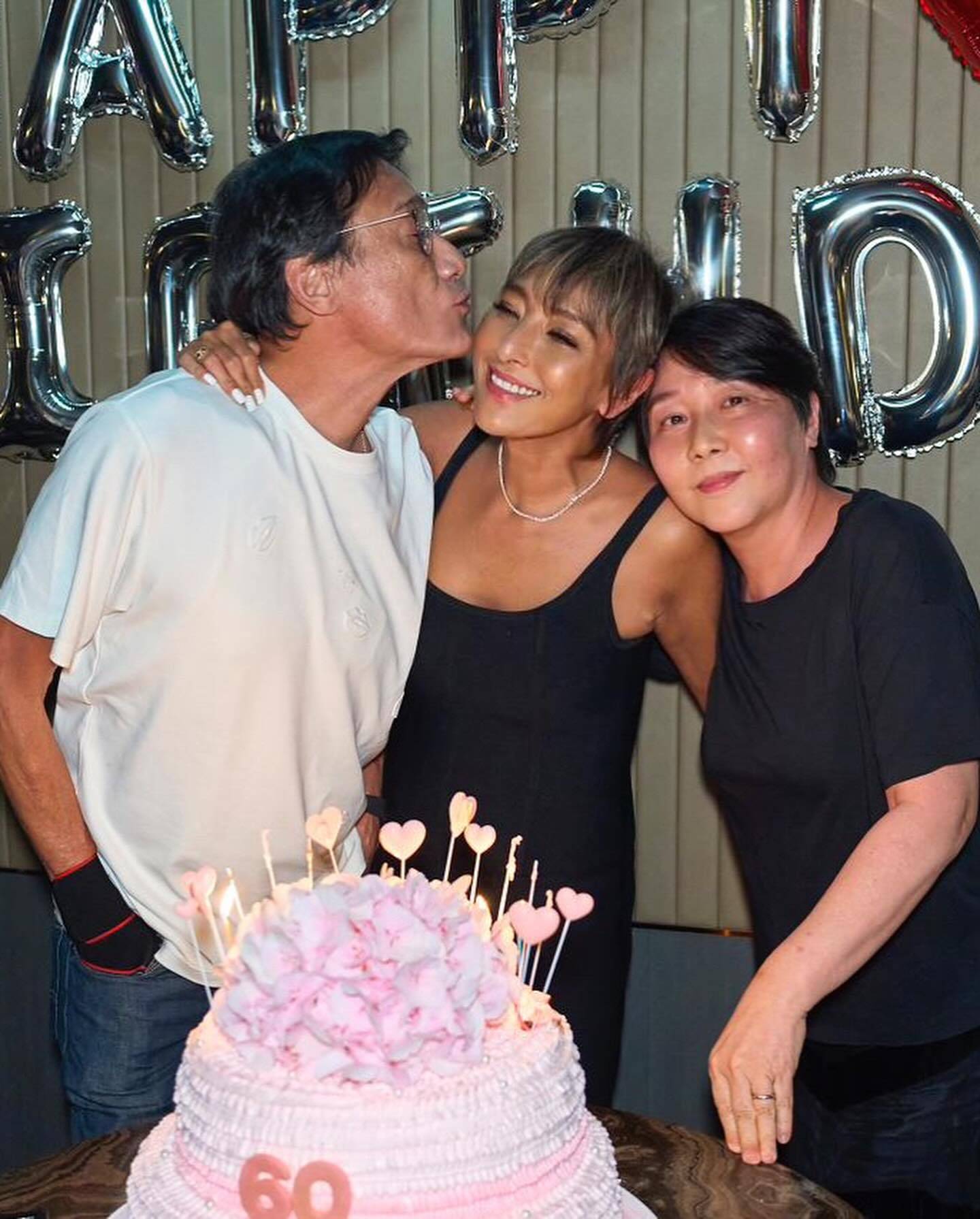 唐鹤德在否认同居、代孕后,现身上山诗钠生日宴,与张国荣的朋友们一起庆祝(图6) 唐鹤德在否认同居、代孕后,现身上山诗钠生日宴,与张国荣的朋友们一起庆祝(图6)